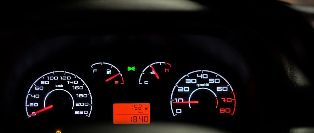 car-dashboard-2667434_1280